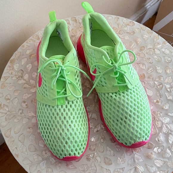 NWOT NIKE SNEAKERS - Picture 2 of 5